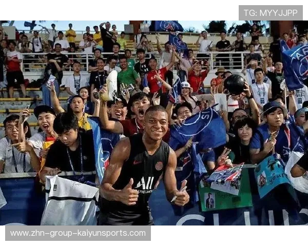 姆巴佩获赠超级玩具后笑裂了：童趣与激情的完美结合